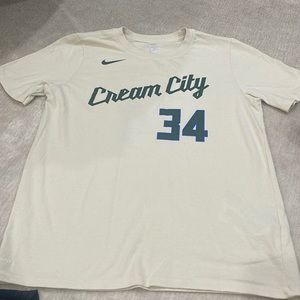 Nike Tee: ANTETOKOUNMPO